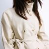 Trenchcoat med hög krage i skinnimitation Trenchcoat med hög krage i skinnimitation