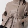 Trenchcoat med hög krage i skinnimitation Trenchcoat med hög krage i skinnimitation