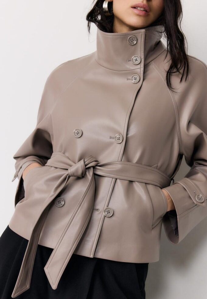 Trenchcoat med hög krage i skinnimitation Trenchcoat med hög krage i skinnimitation