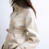 Trenchcoat med hög krage i skinnimitation Trenchcoat med hög krage i skinnimitation