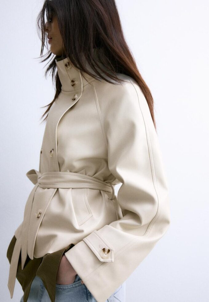 Trenchcoat med hög krage i skinnimitation Trenchcoat med hög krage i skinnimitation