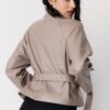 Trenchcoat med hög krage i skinnimitation Trenchcoat med hög krage i skinnimitation