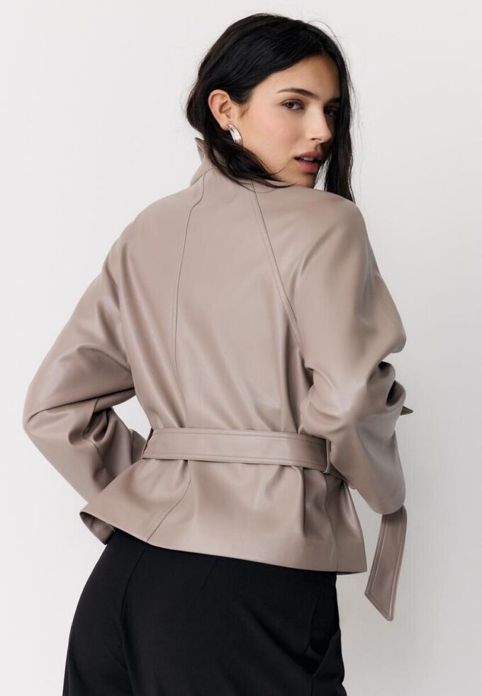 Trenchcoat med hög krage i skinnimitation Trenchcoat med hög krage i skinnimitation