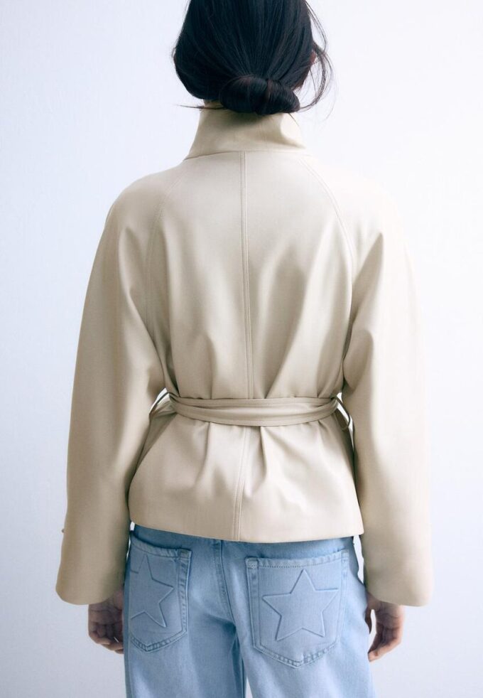 Trenchcoat med hög krage i skinnimitation Trenchcoat med hög krage i skinnimitation
