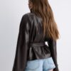 Trenchcoat med hög krage i skinnimitation Trenchcoat med hög krage i skinnimitation