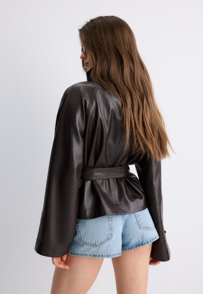 Trenchcoat med hög krage i skinnimitation Trenchcoat med hög krage i skinnimitation