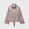 Trenchcoat med hög krage i skinnimitation Trenchcoat med hög krage i skinnimitation