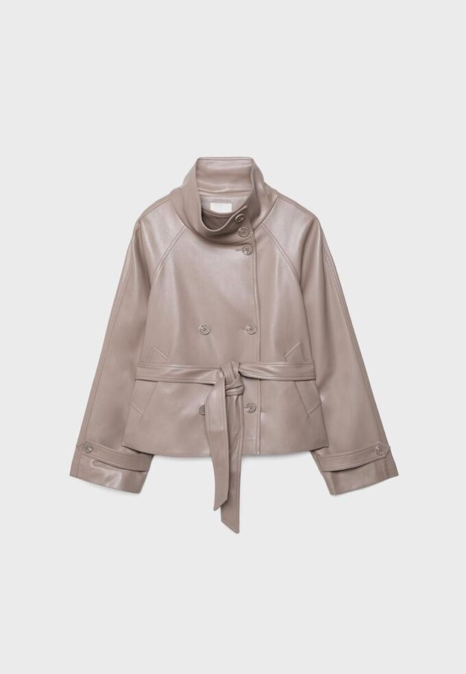 Trenchcoat med hög krage i skinnimitation Trenchcoat med hög krage i skinnimitation