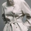 Trenchcoat med hög krage i skinnimitation Trenchcoat med hög krage i skinnimitation