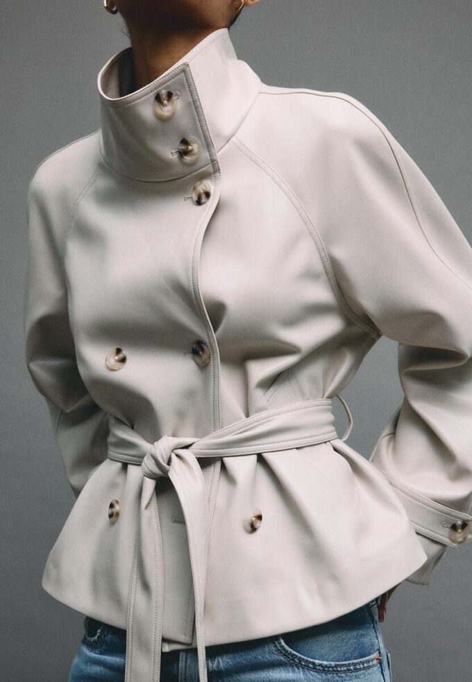 Trenchcoat med hög krage i skinnimitation Trenchcoat med hög krage i skinnimitation