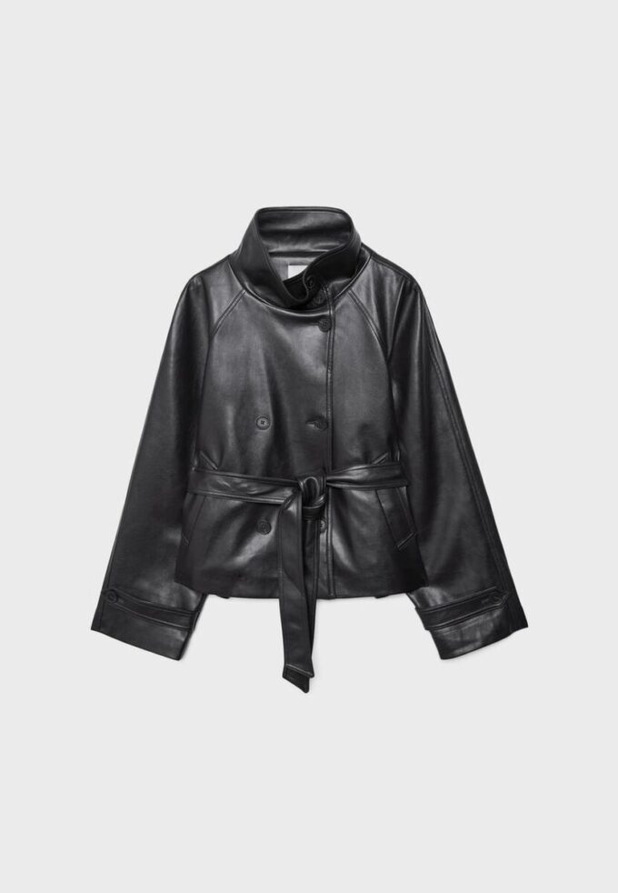 Trenchcoat med hög krage i skinnimitation