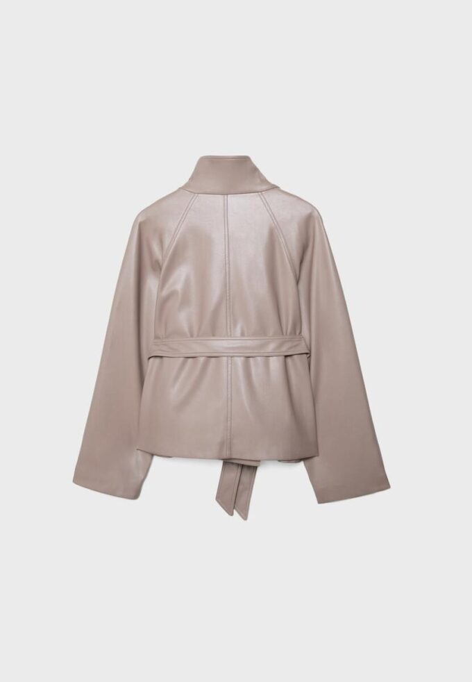 Trenchcoat med hög krage i skinnimitation Trenchcoat med hög krage i skinnimitation