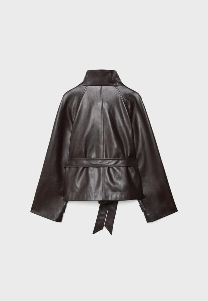 Trenchcoat med hög krage i skinnimitation Trenchcoat med hög krage i skinnimitation