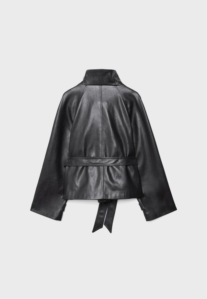 Trenchcoat med hög krage i skinnimitation