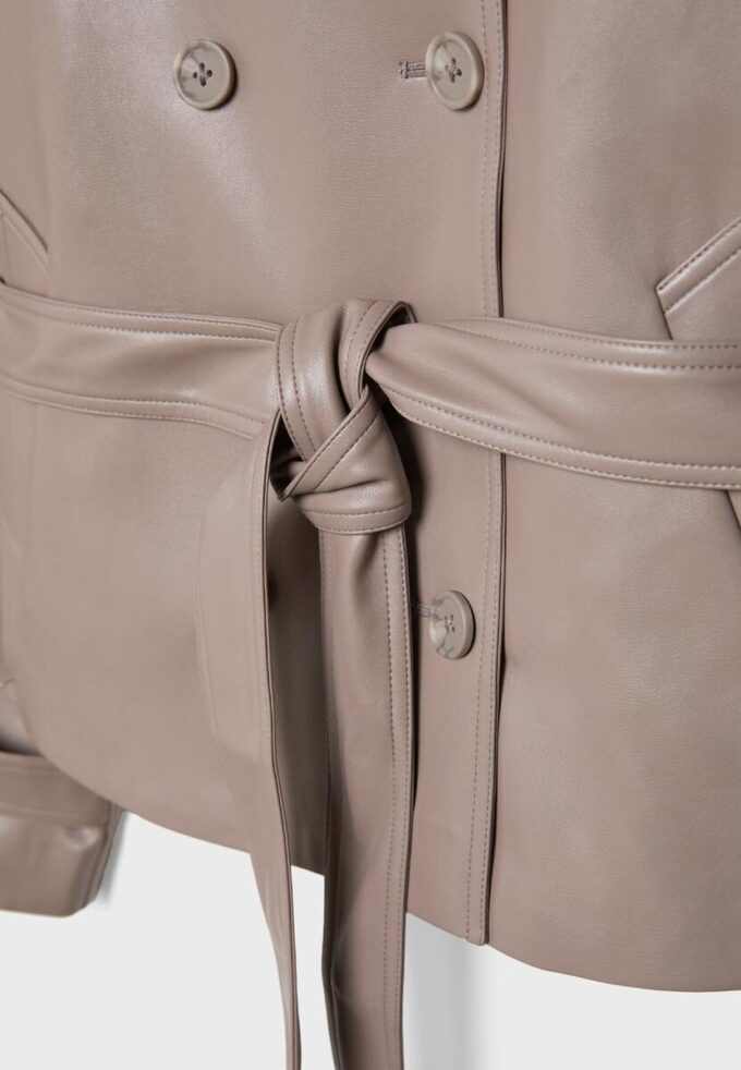 Trenchcoat med hög krage i skinnimitation Trenchcoat med hög krage i skinnimitation