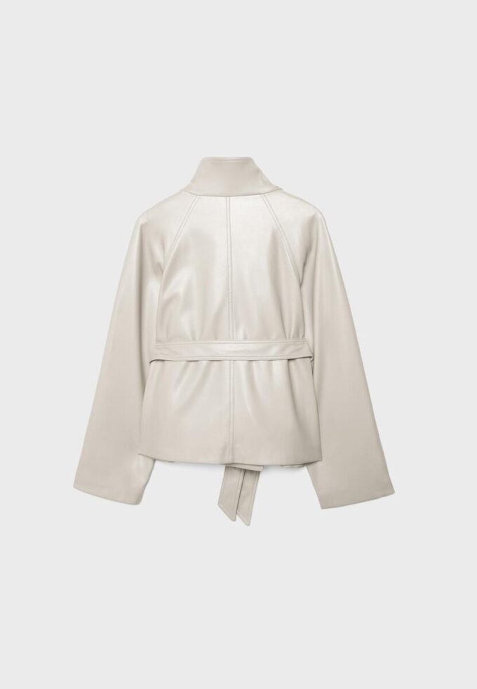 Trenchcoat med hög krage i skinnimitation Trenchcoat med hög krage i skinnimitation