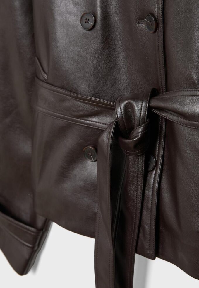 Trenchcoat med hög krage i skinnimitation Trenchcoat med hög krage i skinnimitation