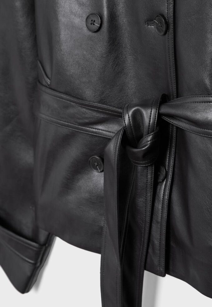 Trenchcoat med hög krage i skinnimitation