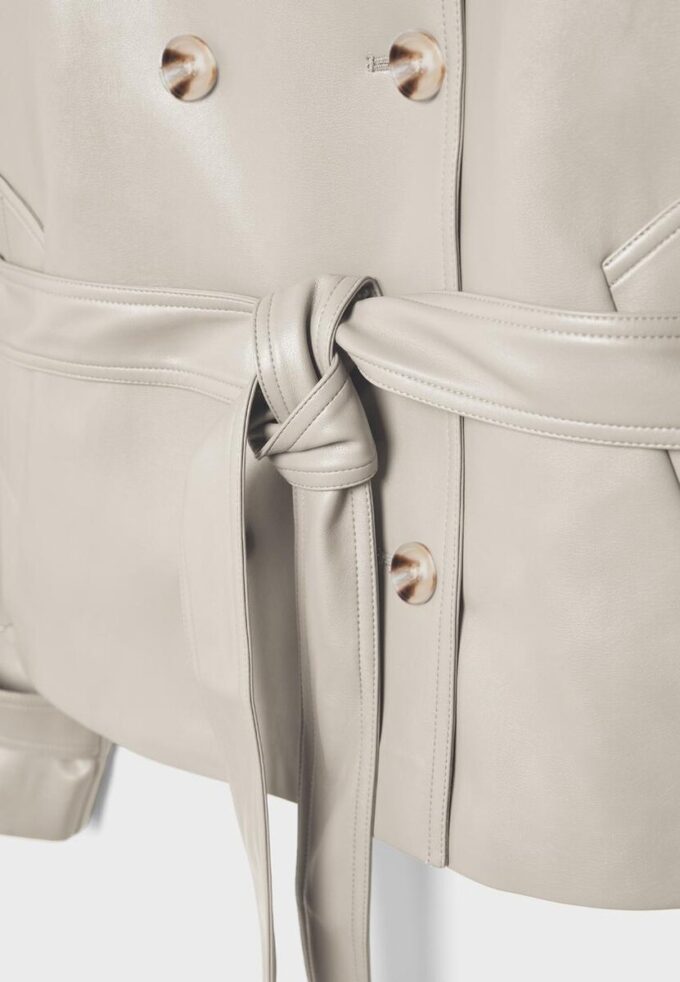 Trenchcoat med hög krage i skinnimitation Trenchcoat med hög krage i skinnimitation