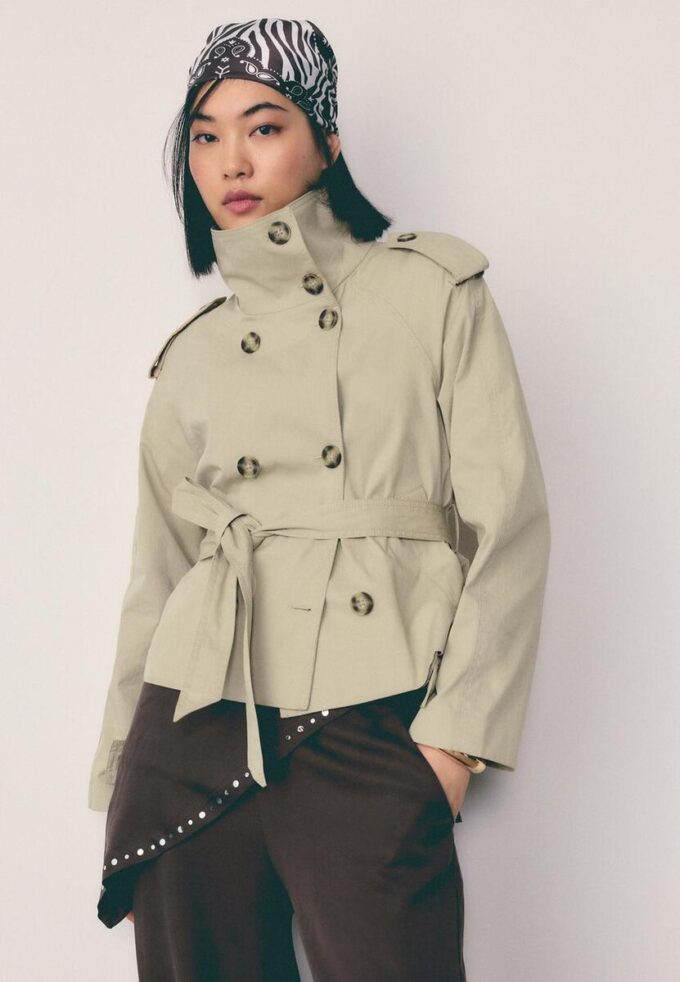 Trenchcoat med hög krage och bälte