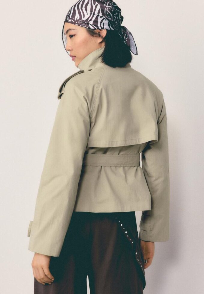 Trenchcoat med hög krage och bälte
