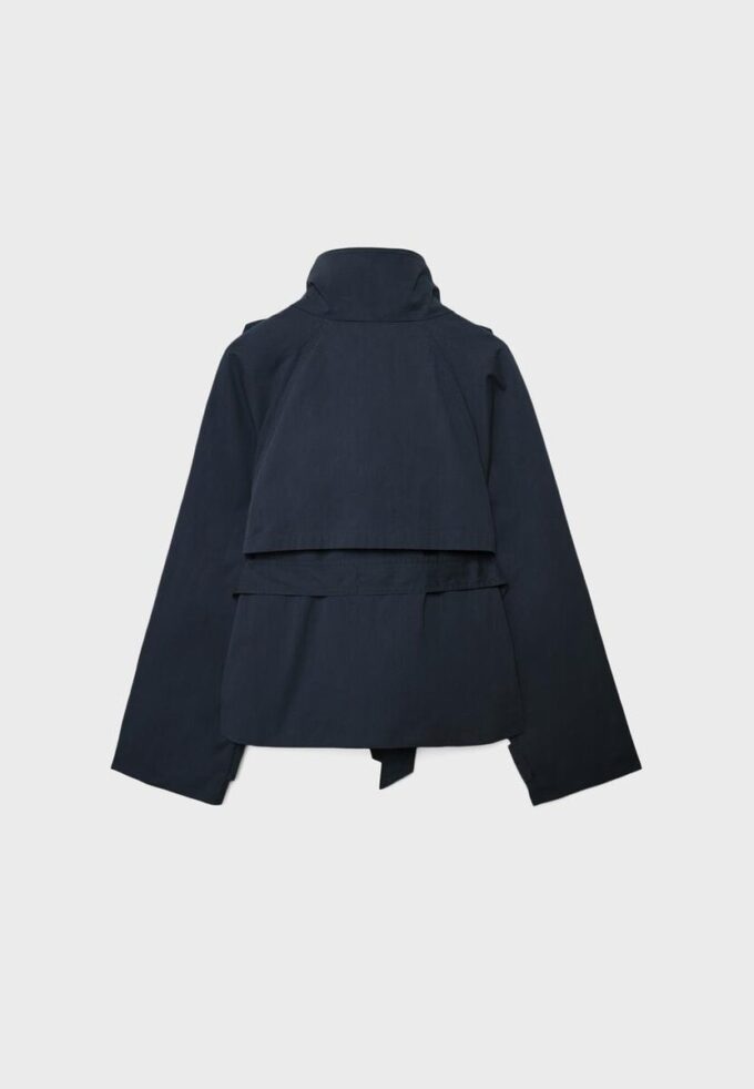 Trenchcoat med hög krage och bälte