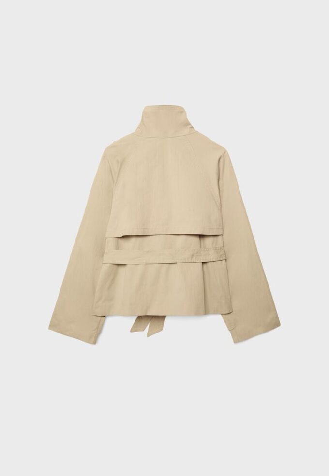 Trenchcoat med hög krage och bälte