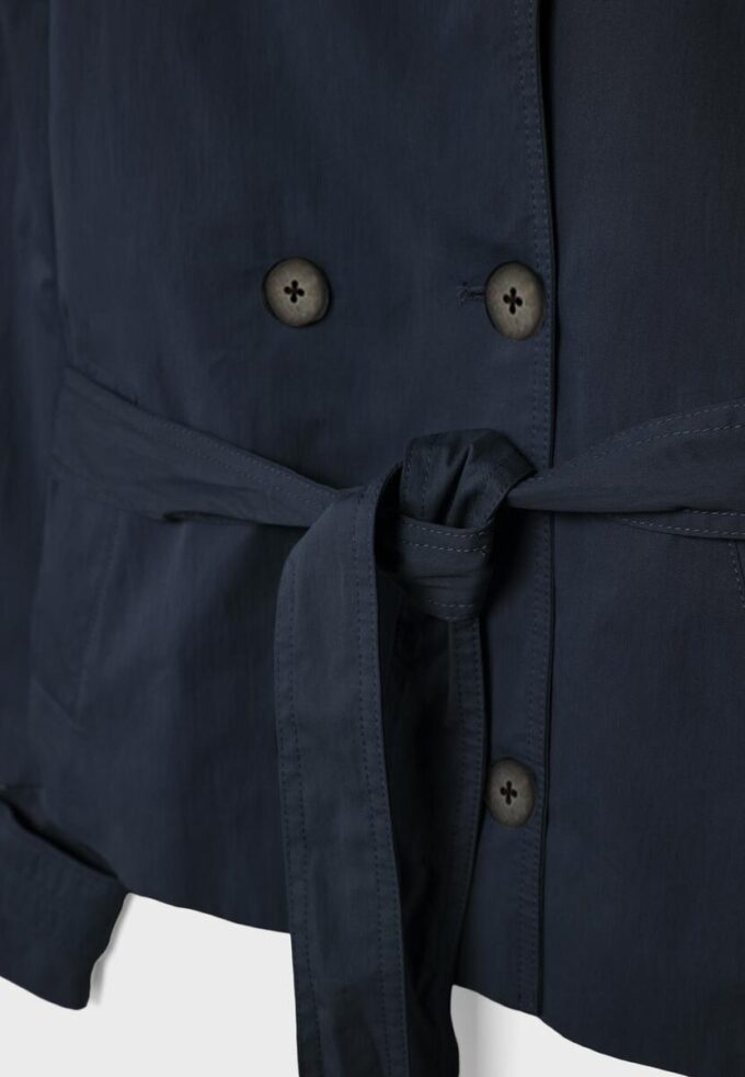Trenchcoat med hög krage och bälte