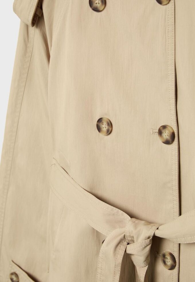 Trenchcoat med hög krage och bälte