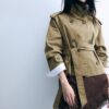 Trenchcoat med hög krage och bälten