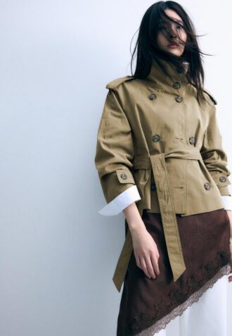 Trenchcoat med hög krage och bälten Trenchcoat med hög krage och bälten