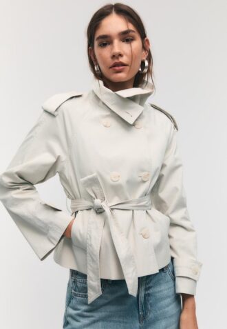 Trenchcoat med hög krage och bälten Trenchcoat med hög krage och bälten
