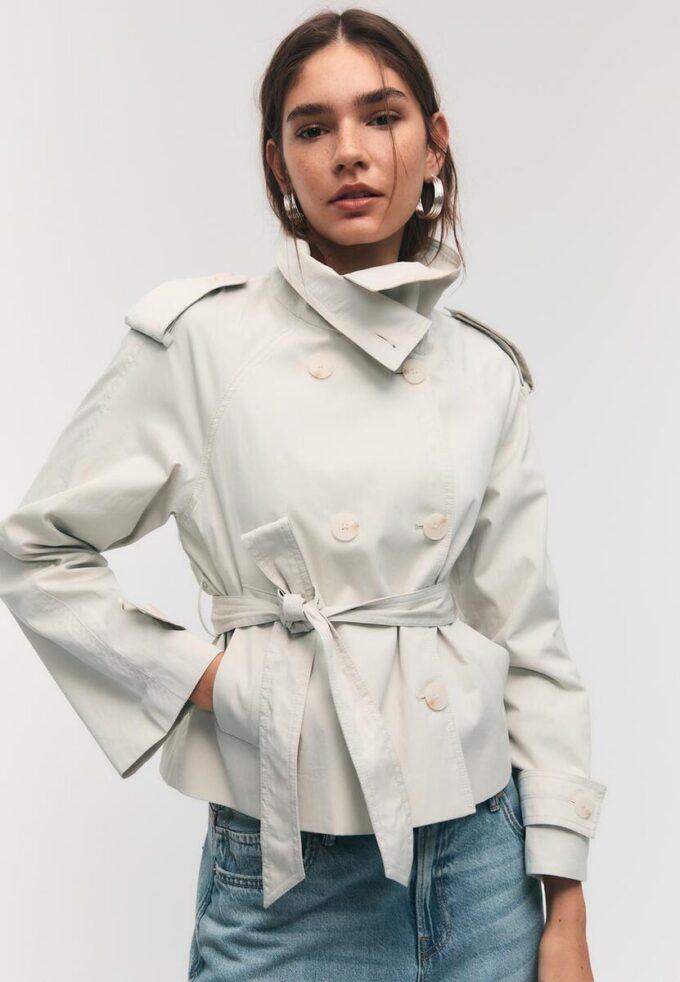 Trenchcoat med hög krage och bälten