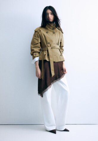 Trenchcoat med hög krage och bälten Trenchcoat med hög krage och bälten