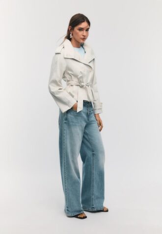 Trenchcoat med hög krage och bälten Trenchcoat med hög krage och bälten
