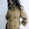 Trenchcoat med hög krage och bälten