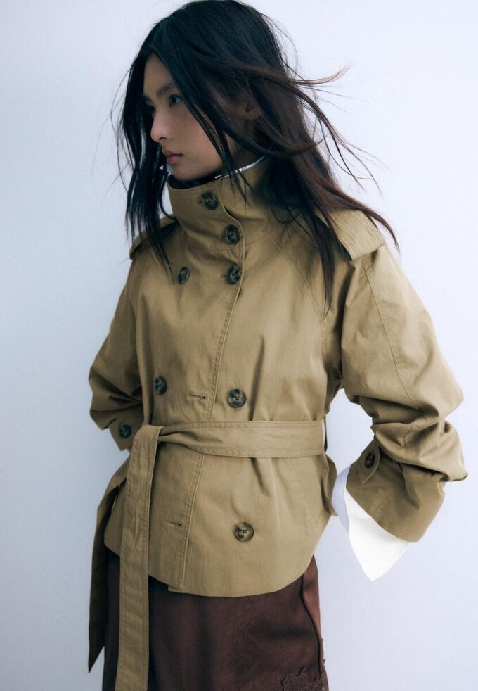 Trenchcoat med hög krage och bälten