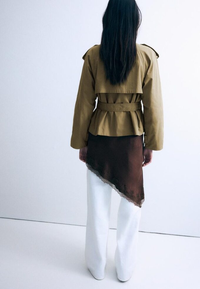 Trenchcoat med hög krage och bälten