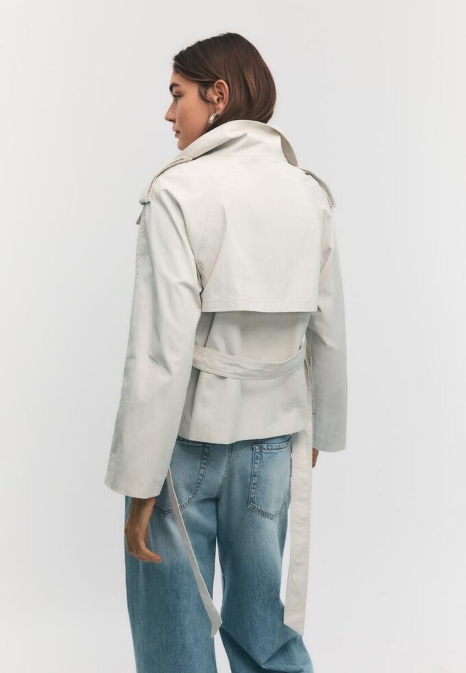 Trenchcoat med hög krage och bälten