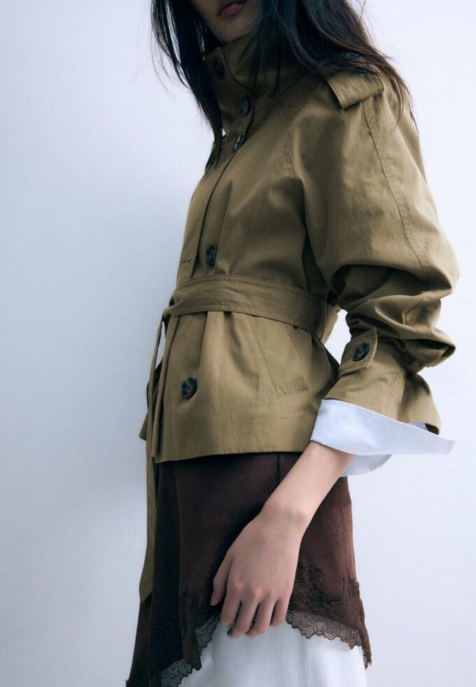 Trenchcoat med hög krage och bälten