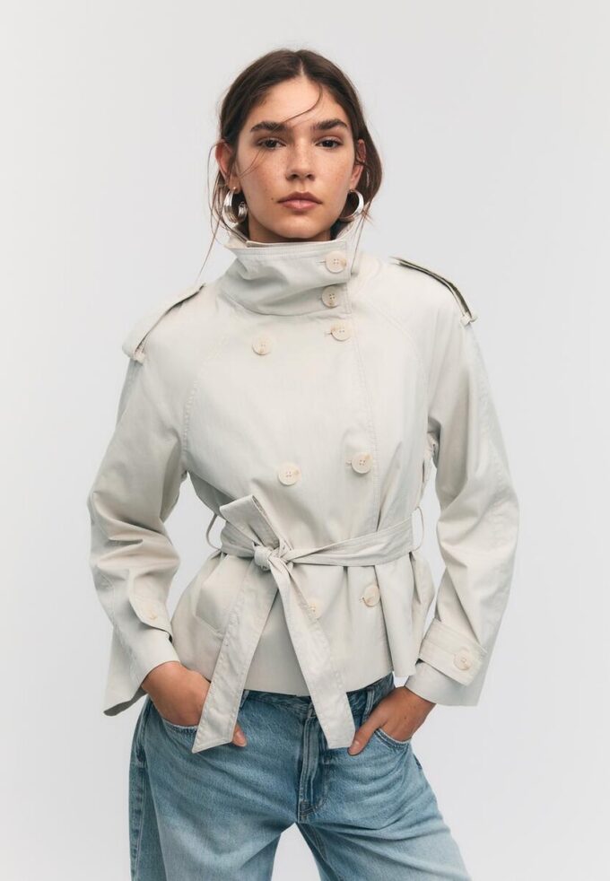 Trenchcoat med hög krage och bälten
