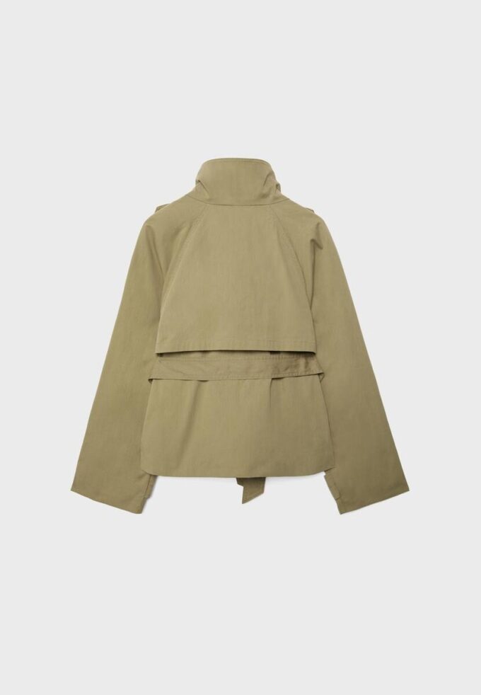 Trenchcoat med hög krage och bälten
