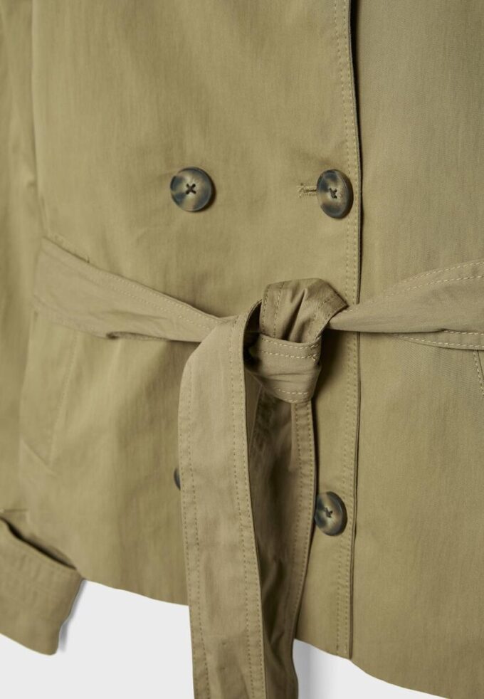 Trenchcoat med hög krage och bälten